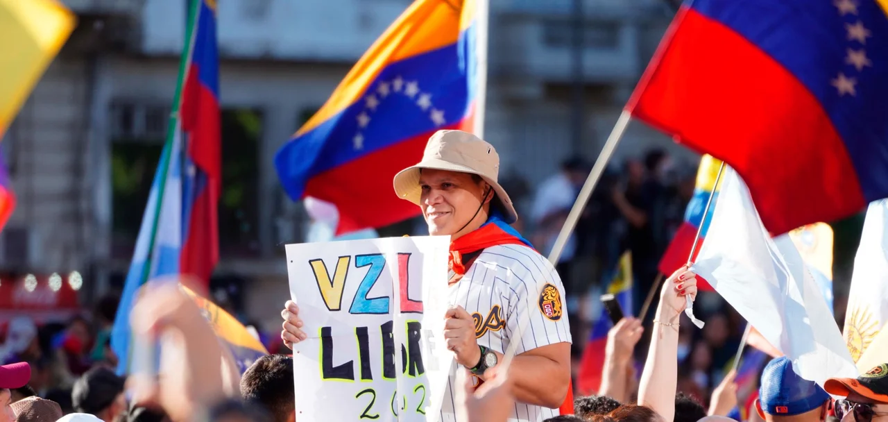 Miles de venezolanos festejan en el Obelisco la caída de Maduro