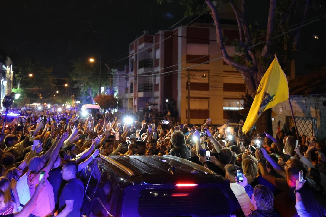 Milei con promesas violeta en tono de campaña con acompañamiento militante