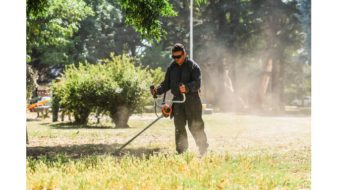 El Municipio realiza trabajos de mantenimiento y puesta en valor en la Plaza José Hernández
