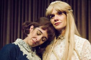 Lucía Adúriz y Violeta Urtizberea llegan con “Quiero decir que te amo”