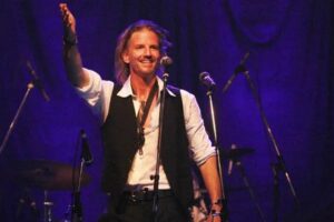 Facundo Arana se presenta en vivo con su banda en Ogham Riders