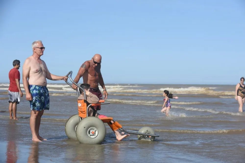 Villa Gesell: comienza la décima temporada de la playa integrada municipal