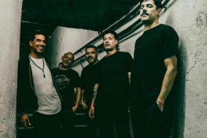 Tres bandas en vivo en CCAVE: No Hablo Con Extraños, Los Infernales y Los Esotéricos