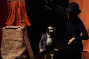 Marionetas de hilo y sensibilidad escénica en “El show de Simón”