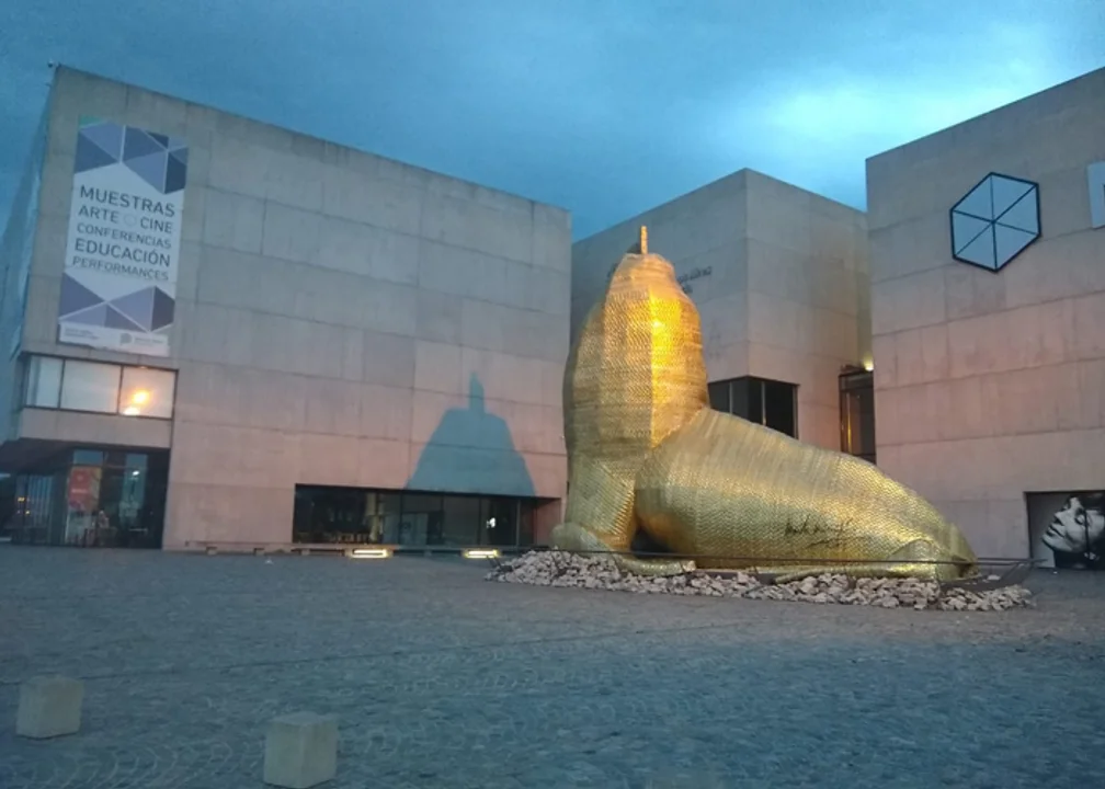 Un hombre a las piñas con su ex novia y su nueva pareja en el Museo Mar