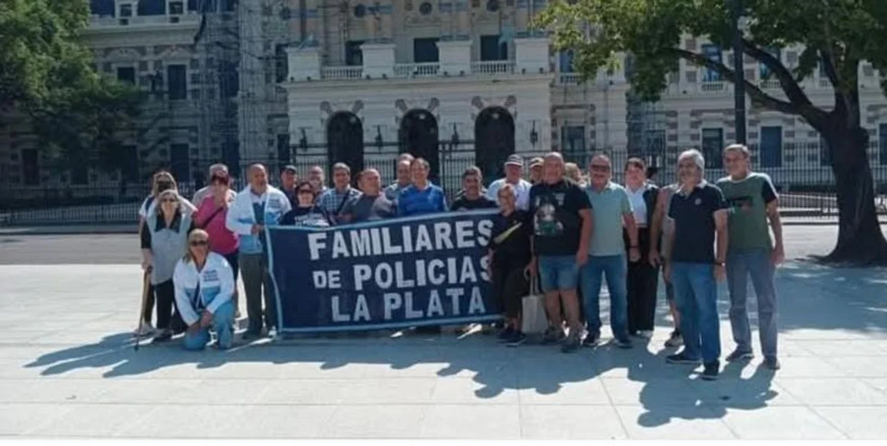 La Plata: familiares de policías y penitenciarios bonaerenses se manifestaron por reclamo salarial