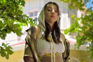 Música y performance: Rebeca Flores lanza “UFA” en un concierto especial