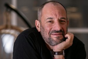 Ale Schujman presenta en Mar del Plata su nuevo unipersonal sobre adolescencia