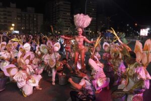 El Corso Central vuelve a Plaza España con desfile, música y más de 20 agrupaciones