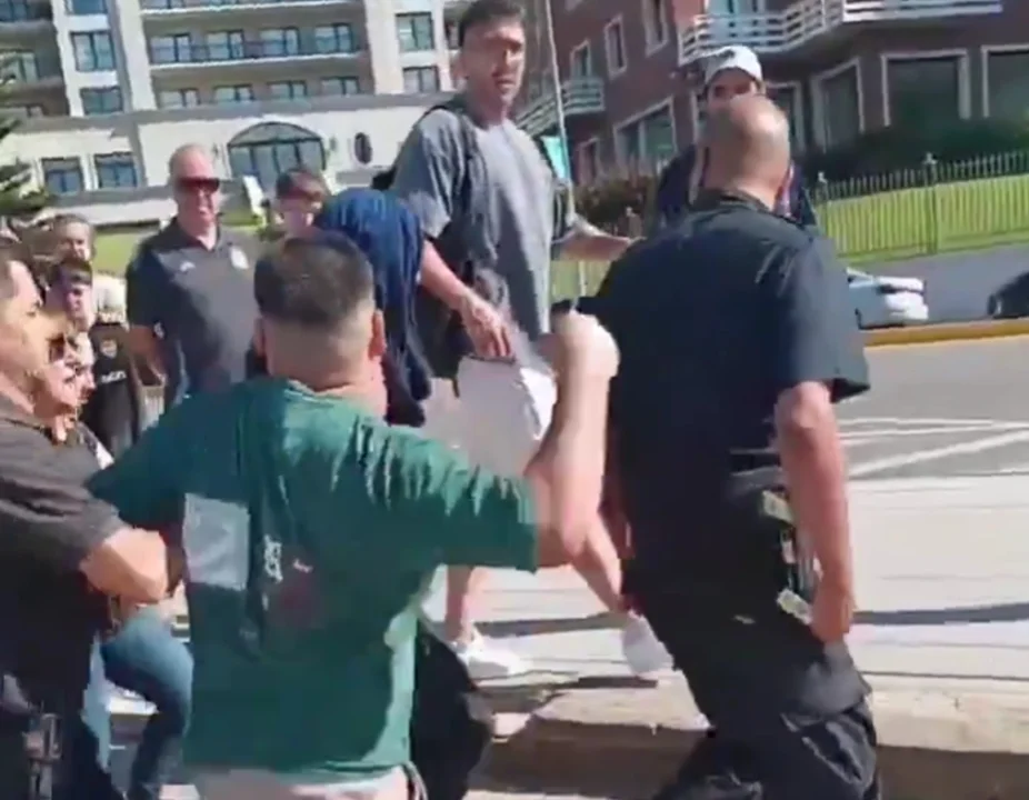 Conmoción en Playa Chica: Un joven detenido por la policía fue agredido por un tercero