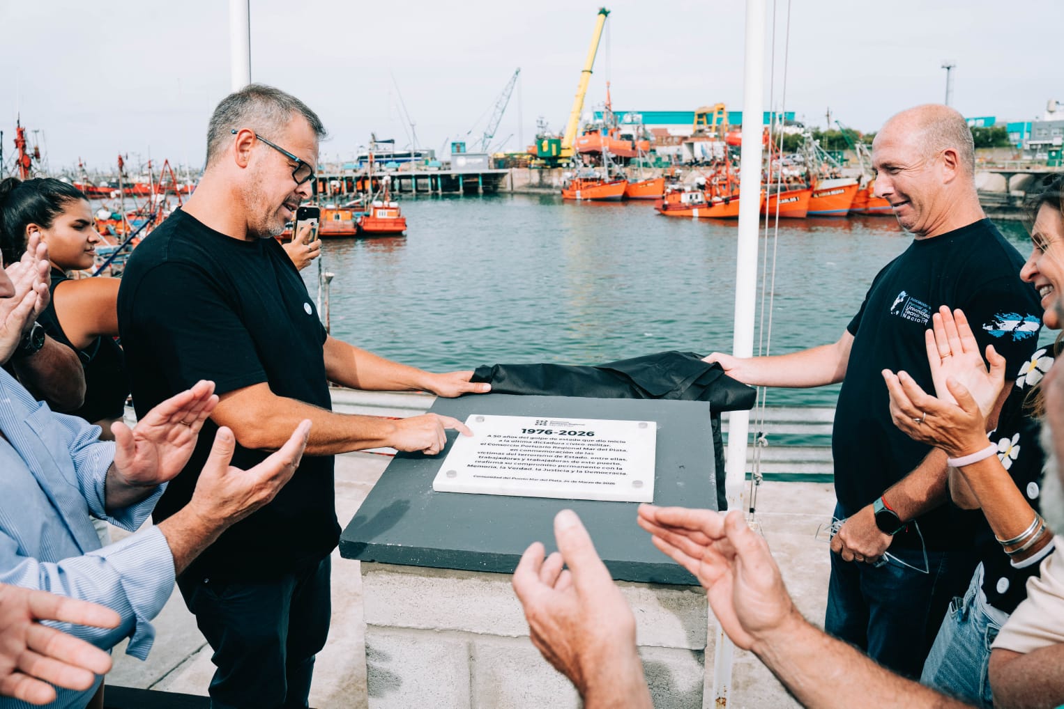 Placa conmemorativa y muestra de fotos en la Banquina Chica a 50 años del golpe militar