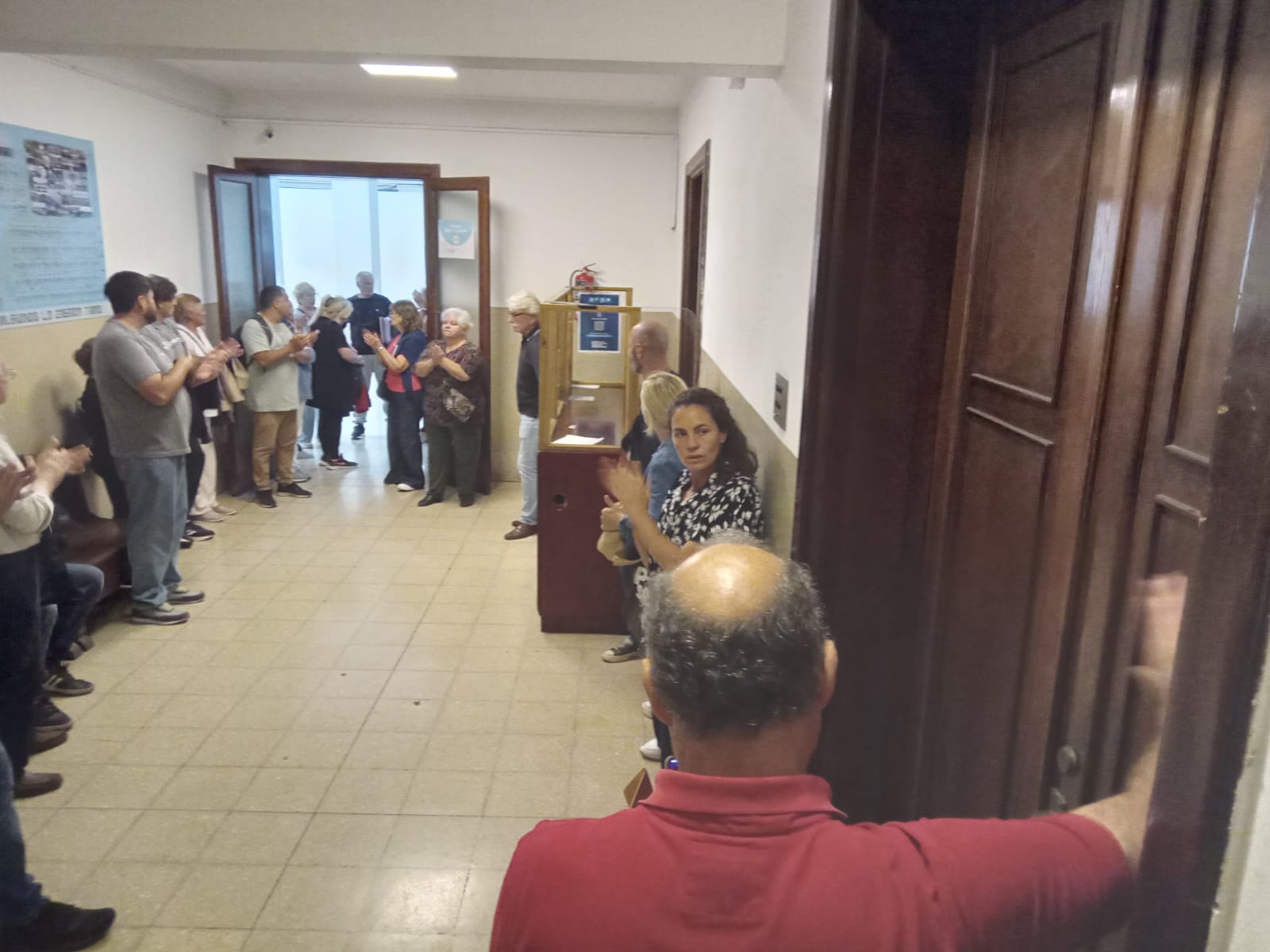 Vecinos llevaron sus protestas a la puerta del despacho del intendente Neme: No los atendieron y los derivaron