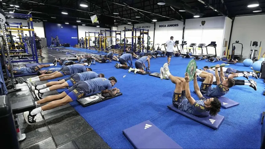 Bajo la lluvia, Boca entrenó y presentó los convocados, con un solo cambio en la mente de Úbeda