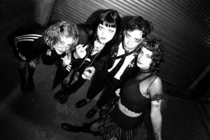 Buenos Vampiros, Pyramides y Cartas a Mí se reúnen en una cumbre de post-punk