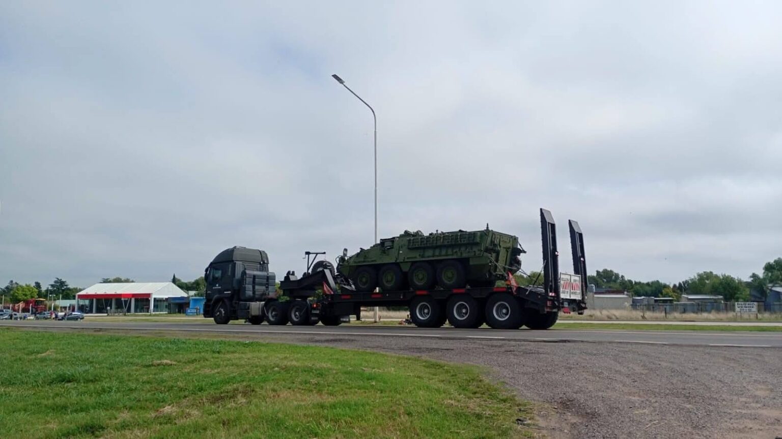 Imponente despliegue militar en distritos bonaerenses: qué hay detrás del paso de los blindados por la Ruta 5