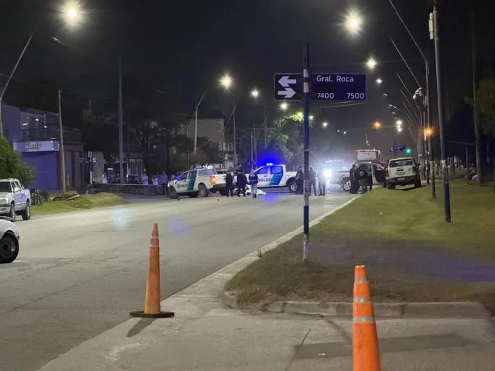 Motociclista chocó un patrullero y murió en la Avenida 180 y Roca
