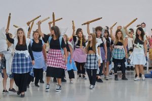 El Museo MAR conmemora el 8M con la performance “Mujeres conversando”