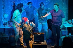 Humor y tensión en la Antártida: “La pared de Ross” se presenta en la Sala Payró