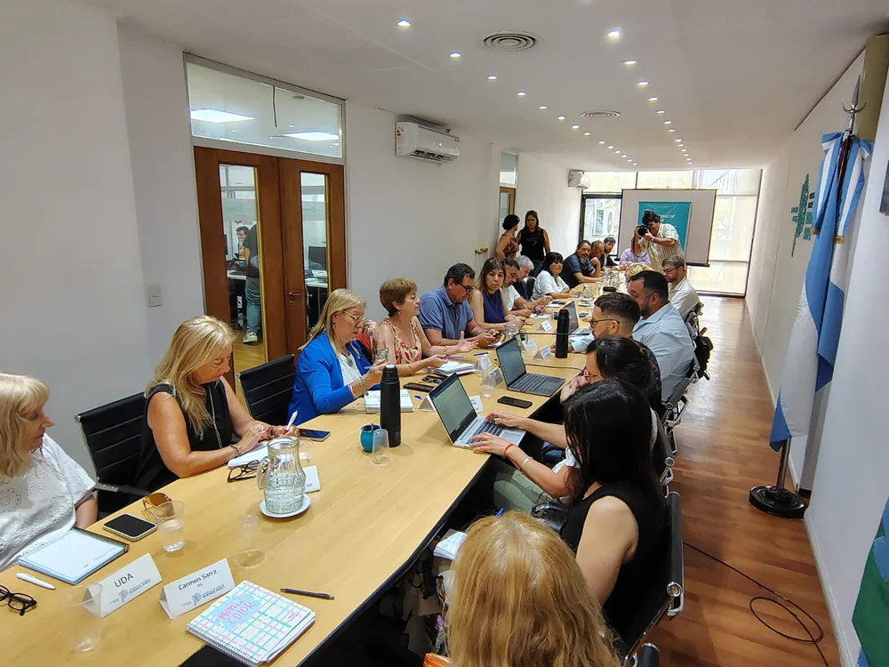 Provincia ofertó un 9% en tres cuotas: estatales ya aceptaron y los docentes están a un paso del acuerdo