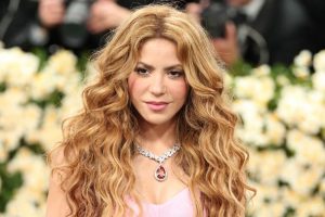 Las extremas se tocan: Shakira, Corvalán y Laferte