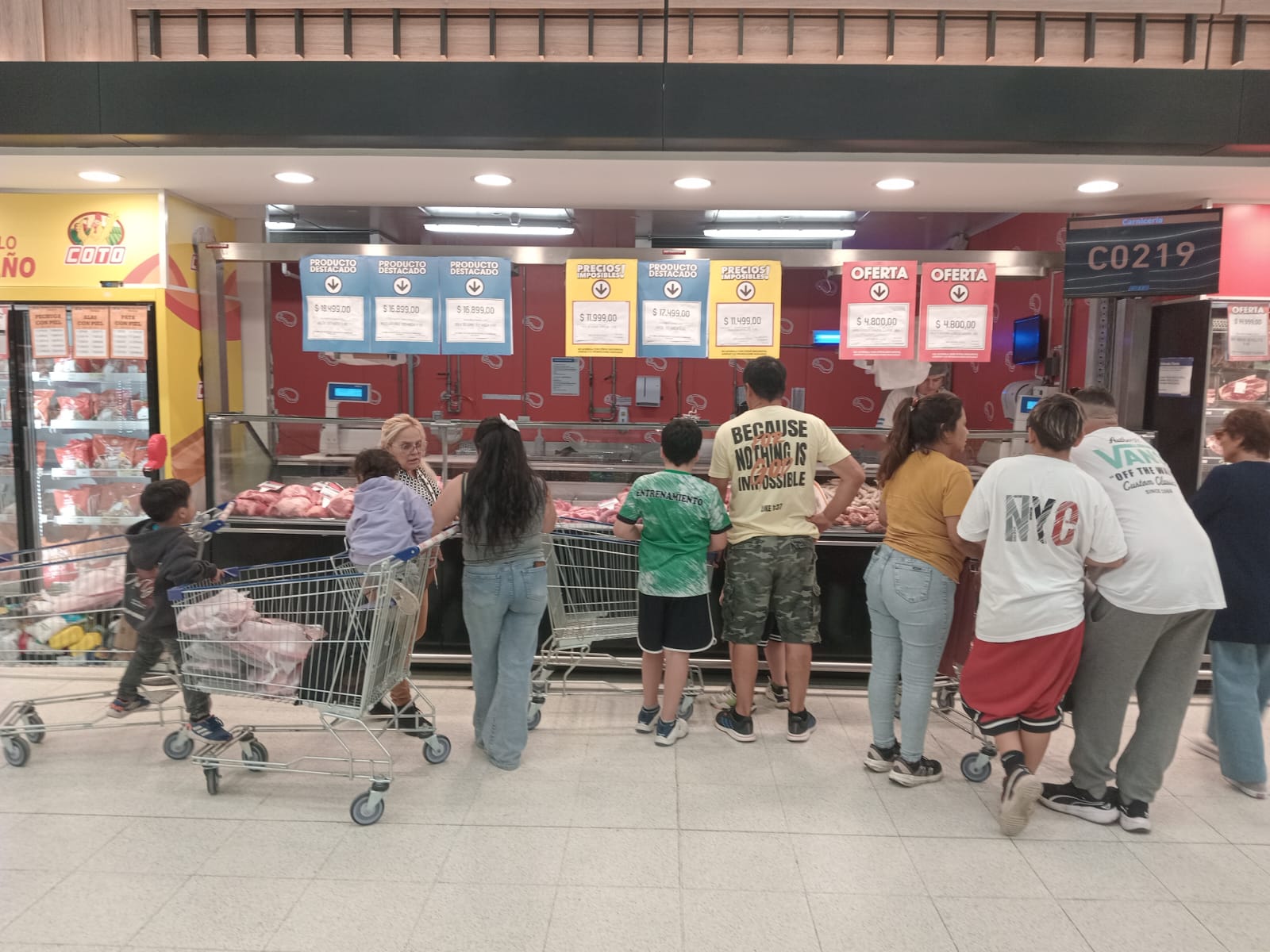Carnicería Coto hoy 17.29 hs. tres personas para comprar en la cola: El resto es familia; Fin