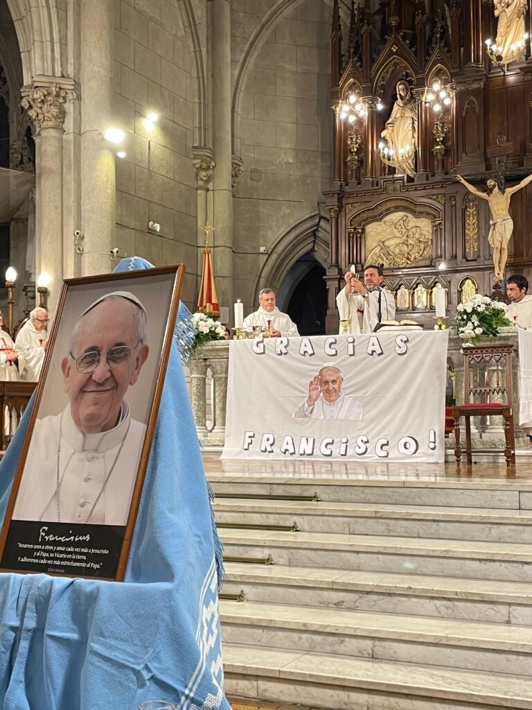 Se celebró en La Catedral una misa al cumplirse el primer aniversario del fallecimiento del Papa Francisco