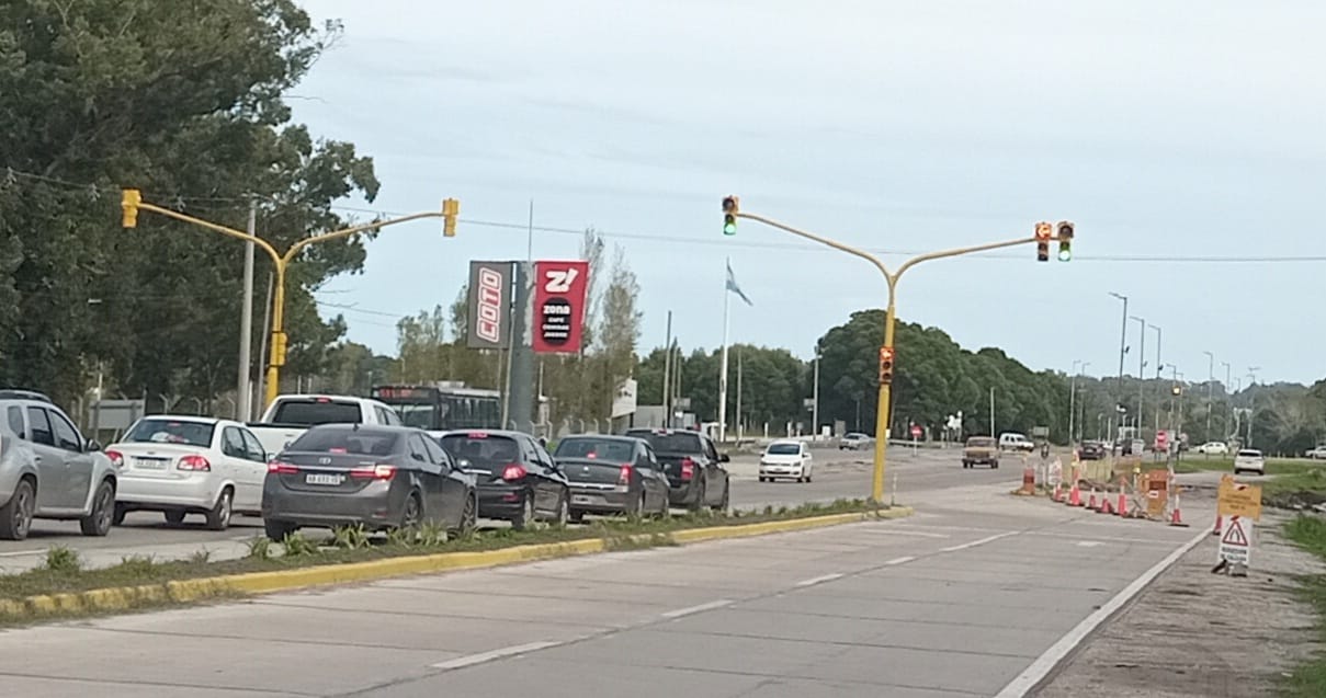 Colapso en avenida Jorge Newbery: Caos en acceso a Coto; Semáforos mal colocados