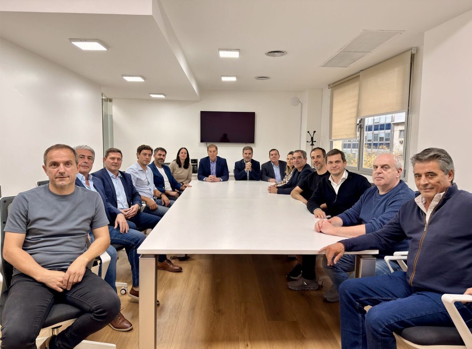Montenegro y Neme firmes junto a Milei en reunión con Diego Santilli: No sacan los pies del plato ¿Y la UCR?