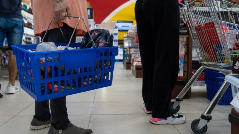 Supermercados: crece el uso de tarjetas y ahora también las cuotas porque «al tope se llega fácil»