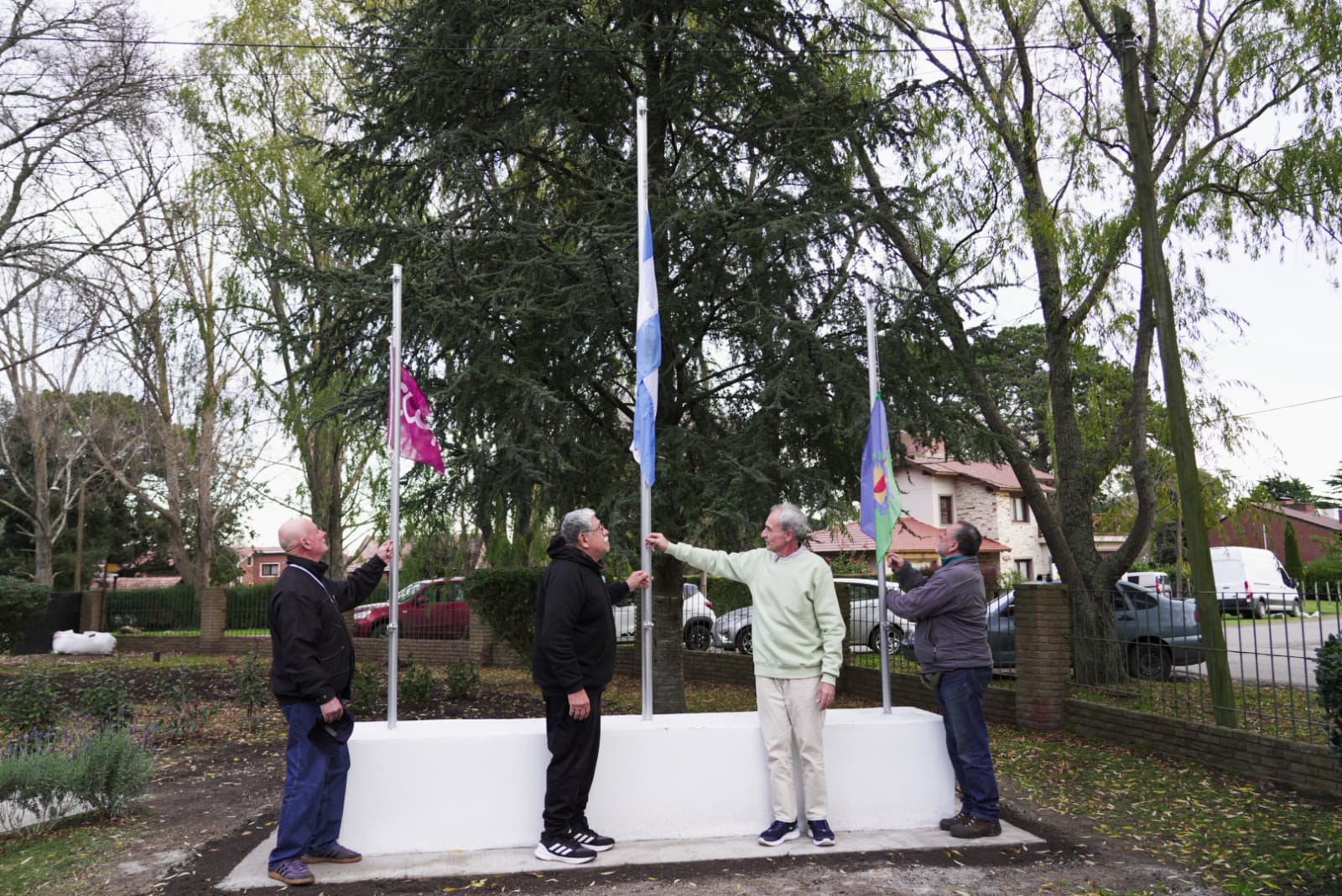 La Cooperativa de Sierra de los Padres inauguró sus mástiles e iluminó la torre tanque con los colores patrios