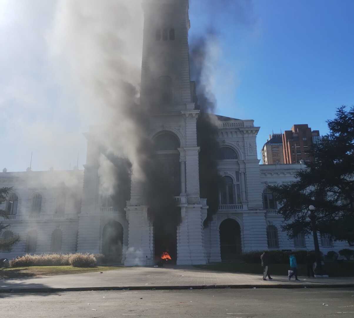 Gomas incendiadas, vidrios rotos y detenidos: estalló el conflicto por las cooperativas en La Plata