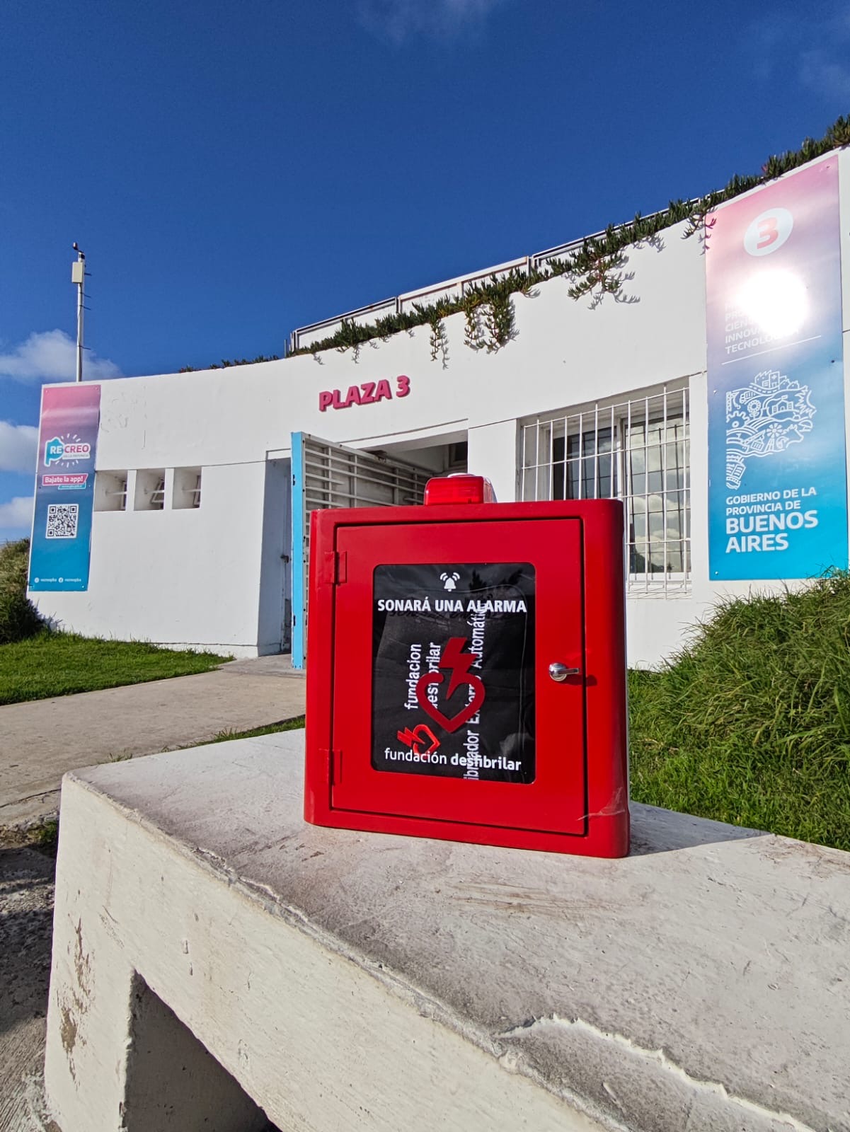 Punta Mogotes incorporó cinco desfibriladores y avanza en la creación de zonas cardioseguras de cara a la temporada