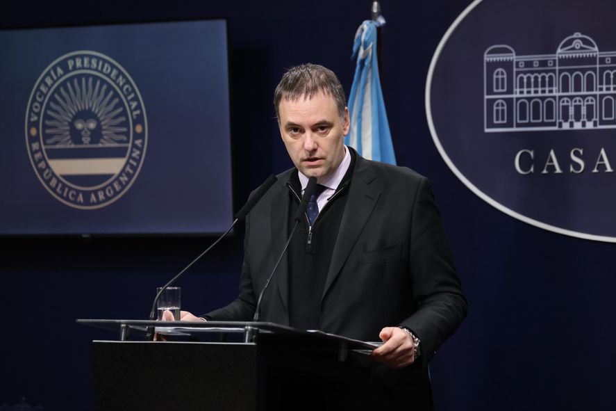 Encuesta lapidaria para Adorni: para 8 de cada 10 argentinos debe dejar el Gobierno