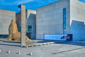 El Museo MAR muestra en su fachada la instalación “El ojo que mira” de Luis Felipe Noé