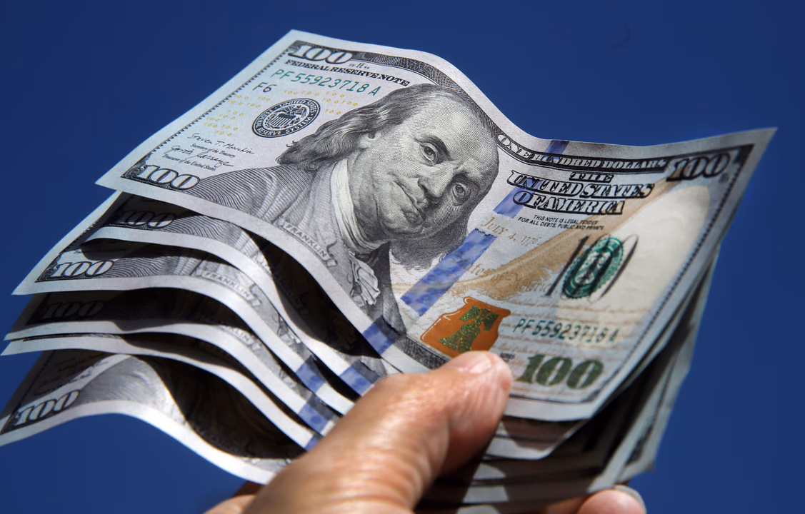 El dólar subió otro peldaño pero cerró la semana en baja