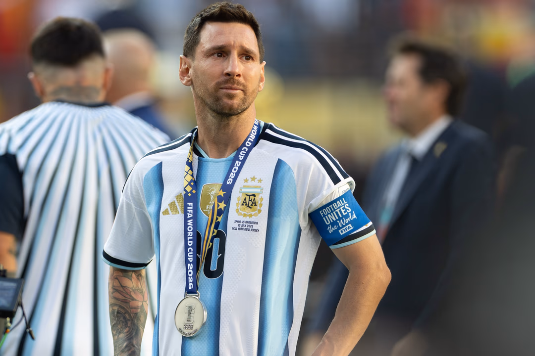 Messi entre sus lágrimas recibió una merecida ovación de los hinchas argentinos