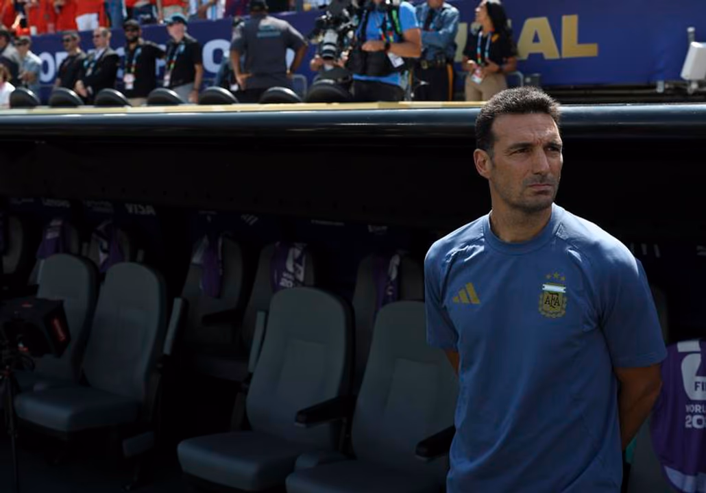 Scaloni hasta las lágrimas: el DT argentino puso en duda su continuidad tras la derrota ante España
