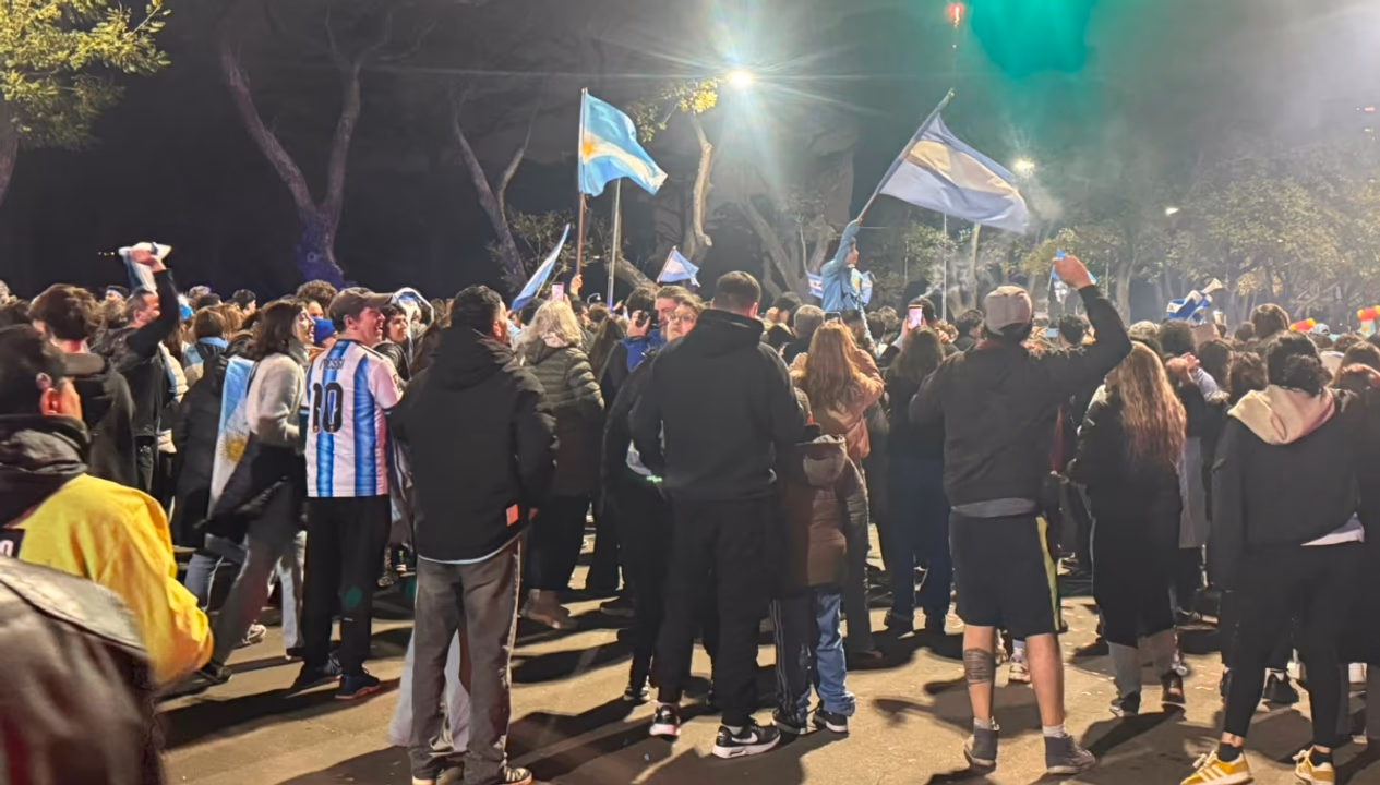 Fuegos artificiales y bombas de estruendos frente a la Quinta de Olivos