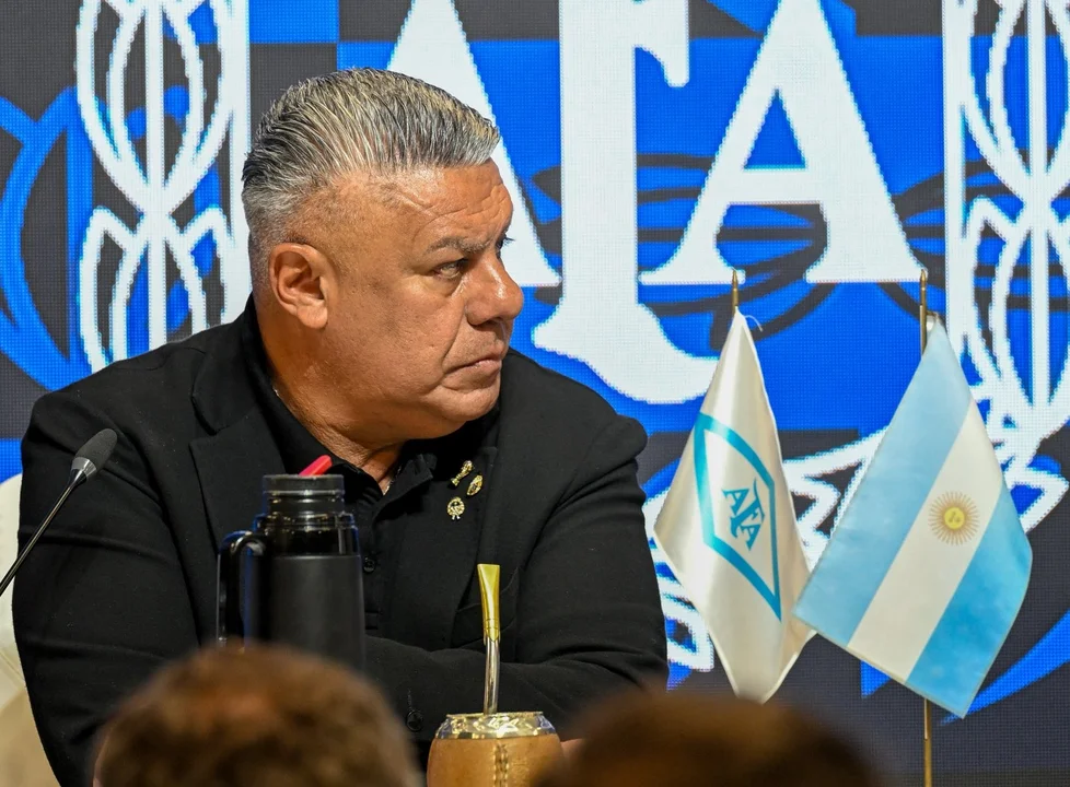 La AFA desmintió que la Justicia de Estados Unidos citara al “Chiqui” Tapia y le secuestrara el celular