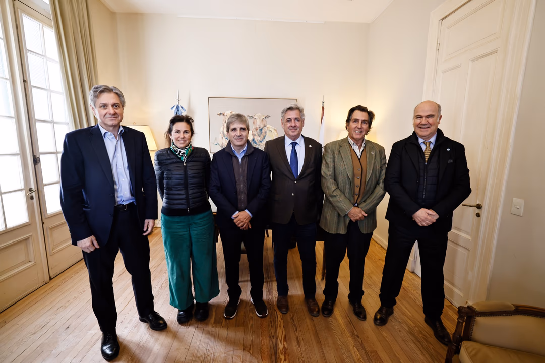 Luis Caputo visitó la Rural y enfrió las expectativas sobre un anuncio en la baja de las retenciones