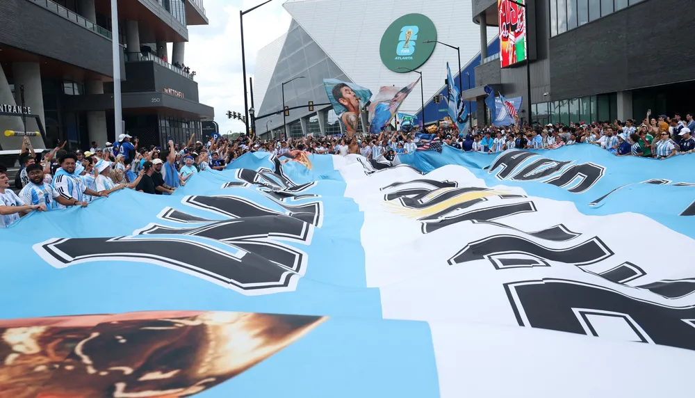 ¡Y ya lo ve! ¡Fuimos locales otra vez! La hinchada argentina copó Atlanta