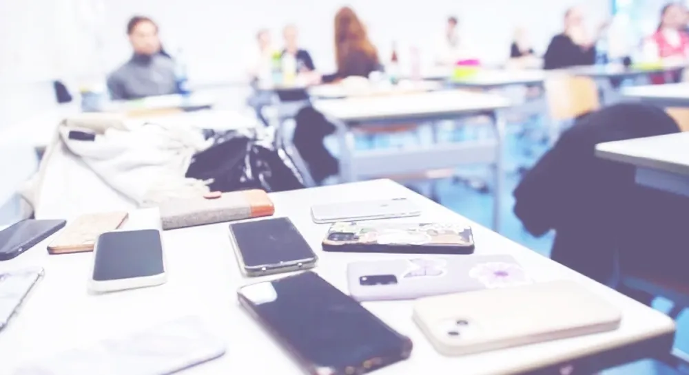 El 10% de los colegios privados ya limitan o prohíben el uso de celulares
