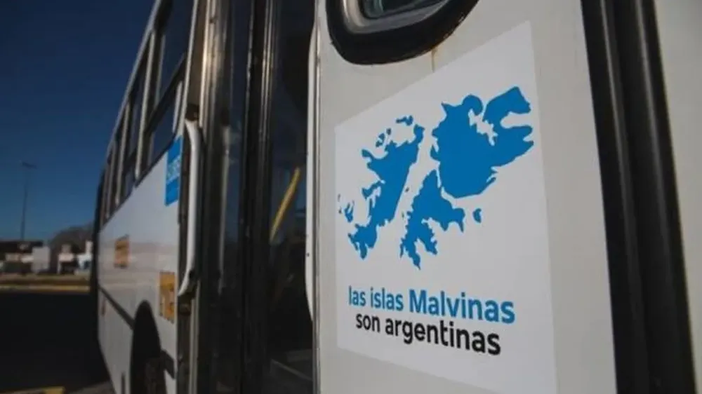 Polémica porque desapareció la leyenda «Las Islas Malvinas son argentinas» de colectivos