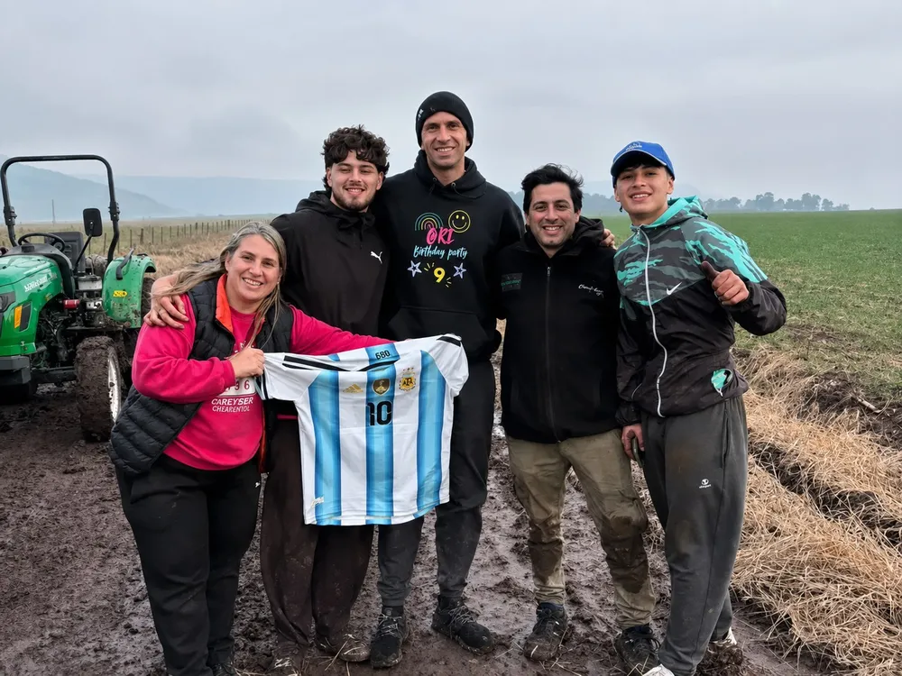 Encontró a «Dibu» Martínez encajado con su camioneta en el campo, lo ayudó a salir y le quedó la anécdota de su vida