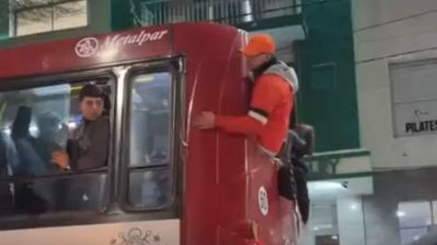 Fueron filmados en actos vándalicos en transporte público y semáforos durante los festejos.