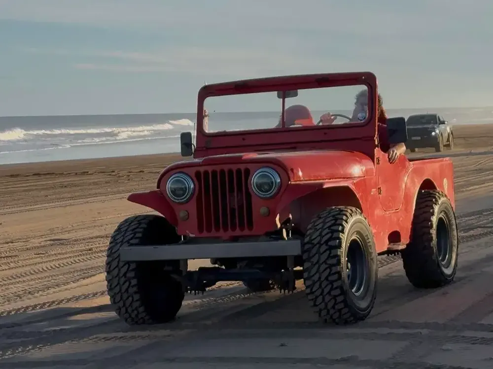 En Necochea muere un hombre al volcar con su Jeep en la arena
