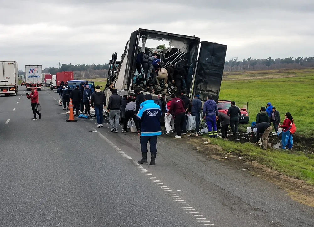 San Nicolás: cientos de personas saquearon un camión con carne que se incendió en la Ruta 9