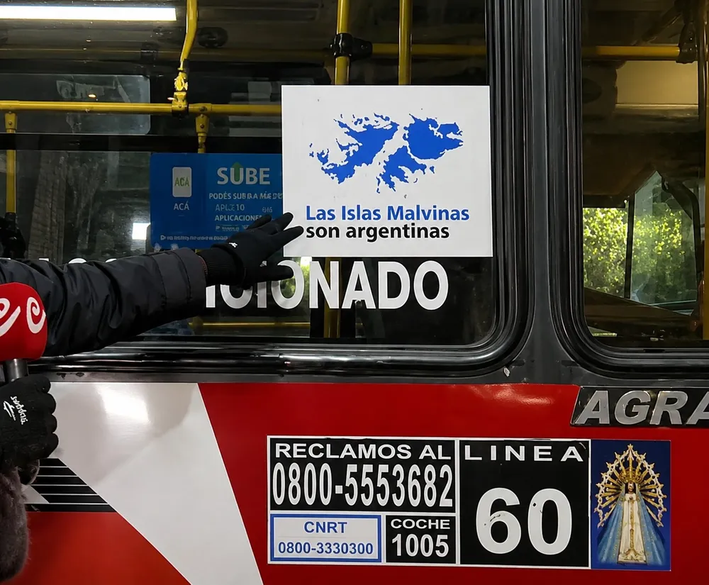 El Gobierno desmintió haber ordenado a las empresas que quiten los stickers de Malvinas de los colectivos