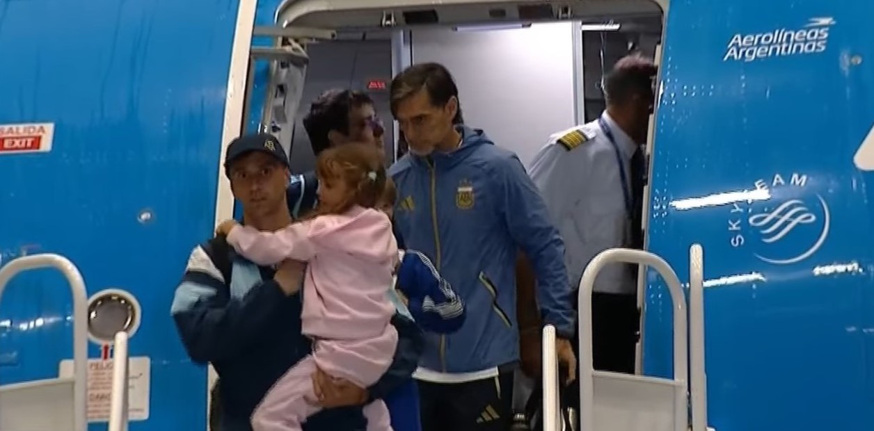 Glorioso recibimiento al Dibu Martínez y al plantel argentino en Ezeiza