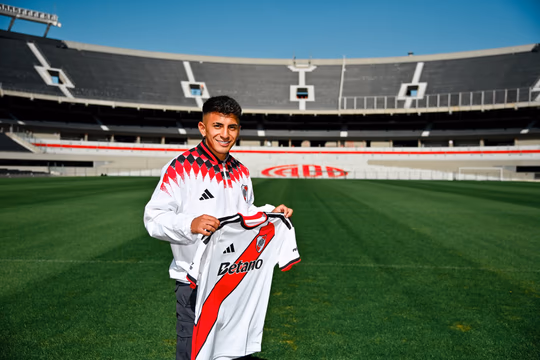 Thiago Almada ya firmó y se incorporó al plantel millonario